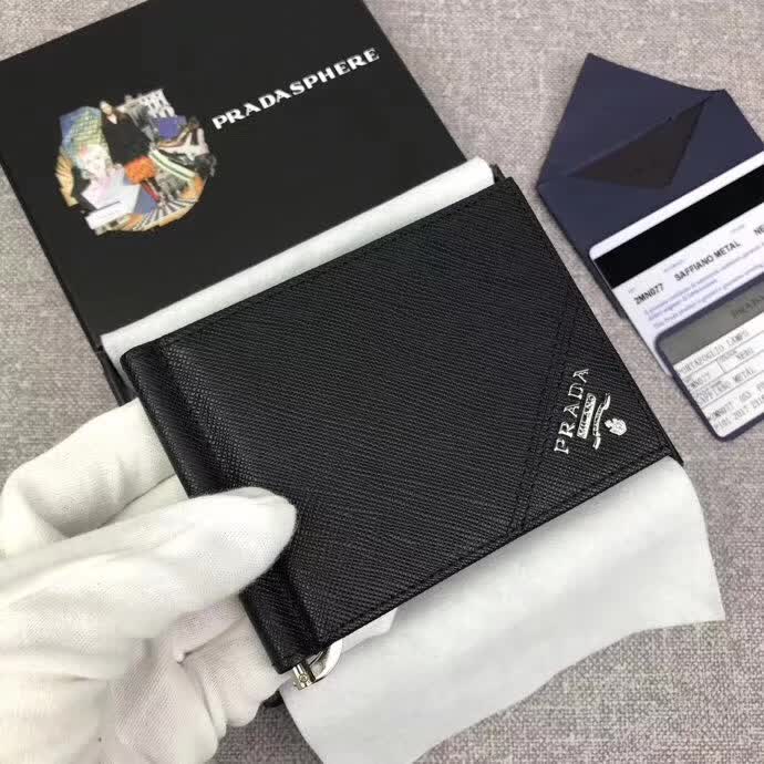 【原版皮】普拉达/Prada 金属钱夹，选用十字纹小牛皮裁制而成，边角饰三角散字徽标，款号：2MN077