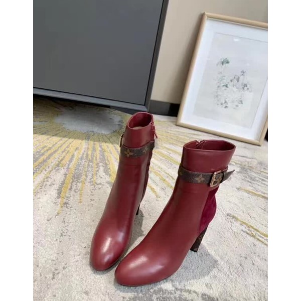 20秋季最新专柜款-路易威登LV2020早秋最新短靴，终于可以上款了。版型绝对正。不含糊。后包logo 开模定制五金 要求达到官网一致效果，上脚 舒适 宣型绝对美