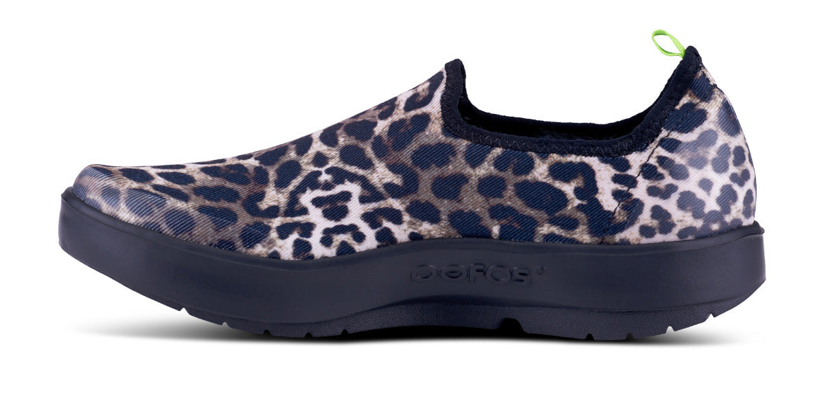 Women's OOmg eeZee Low Shoe - Cheetah