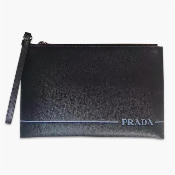 【原版皮】普拉达/Prada 男士手包，选用十字纹小牛皮裁制而成，正面点缀最新品牌丝印徽标，款号：2NG005