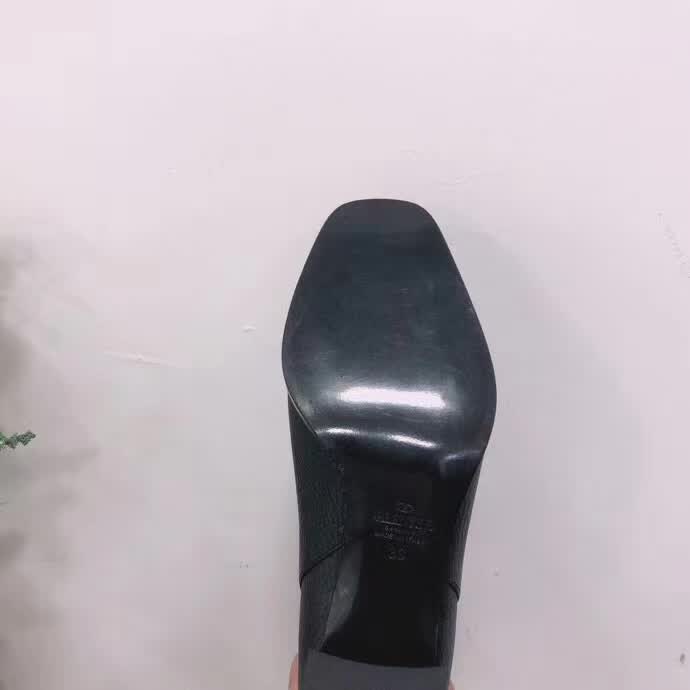 20秋季最新专柜款-华伦天奴Valentino秋冬新品爆款短靴上新，超经典好看，上脚超美