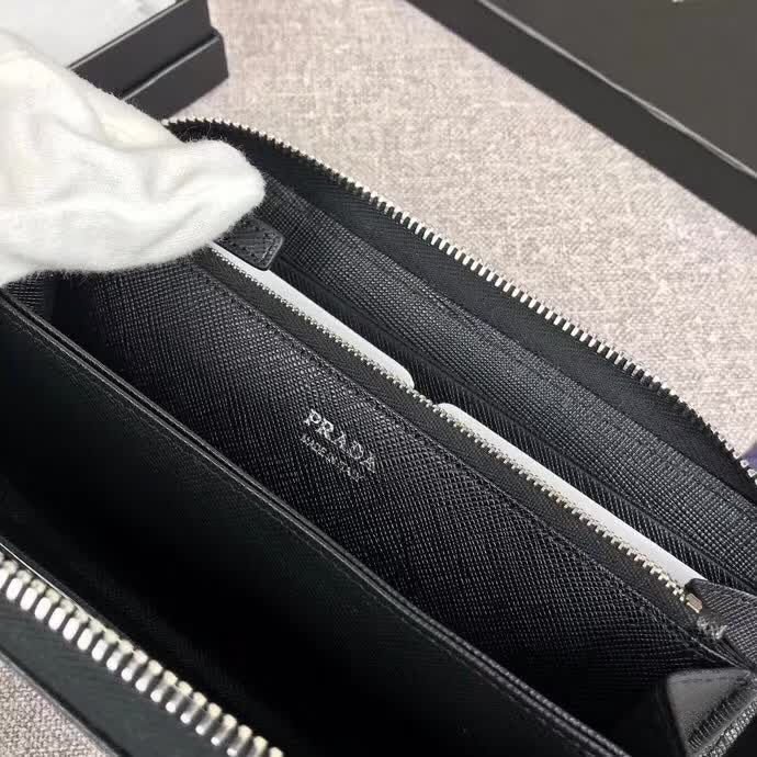【原版皮】普拉达/Prada 拉链钱夹，选用十字纹小牛皮裁制而成，绗缝特别的皮革徽标设计凸显个性，时尚炫酷，就是要你好看，款号：2ML317