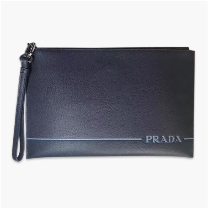 【原版皮】普拉达/Prada 男士手包，选用十字纹小牛皮裁制而成，正面点缀最新品牌丝印徽标，款号：2NG005