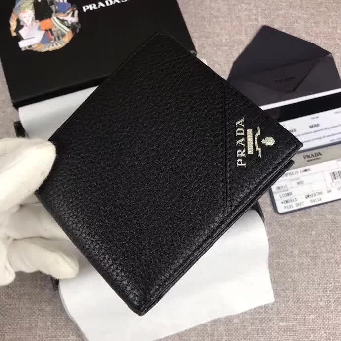 【原版皮】普拉达/Prada 短款钱夹，选用摔纹小牛皮裁制而成，边角点缀散字唛标识，经典之作，简单时尚，款号：2M0513