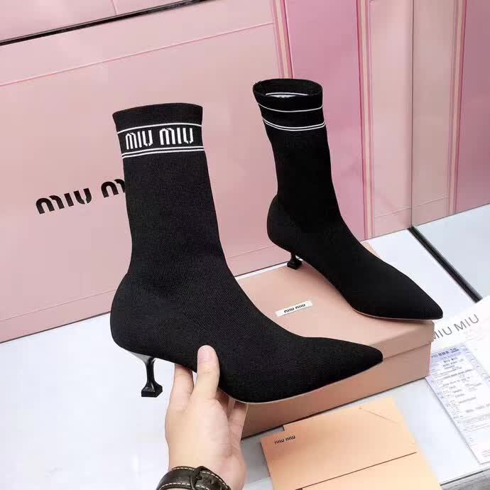 20秋季最新专柜款-缪缪Miu Miu新款袜子靴。上脚轻便，脚感好，上脚修脚，特显瘦