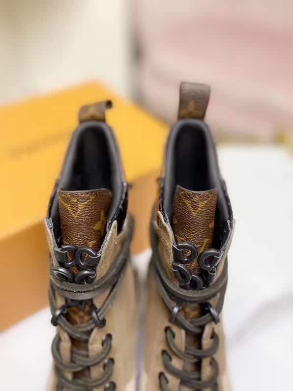 20秋季最新专柜款-路易威登LV2020早秋经典高跟马丁靴沙滩靴，鞋面牛皮/老花皮拼接 牛皮里 整条鞋带都是真皮切条 跟高7cm水台3.5cm 大气显瘦增高 好走不累脚