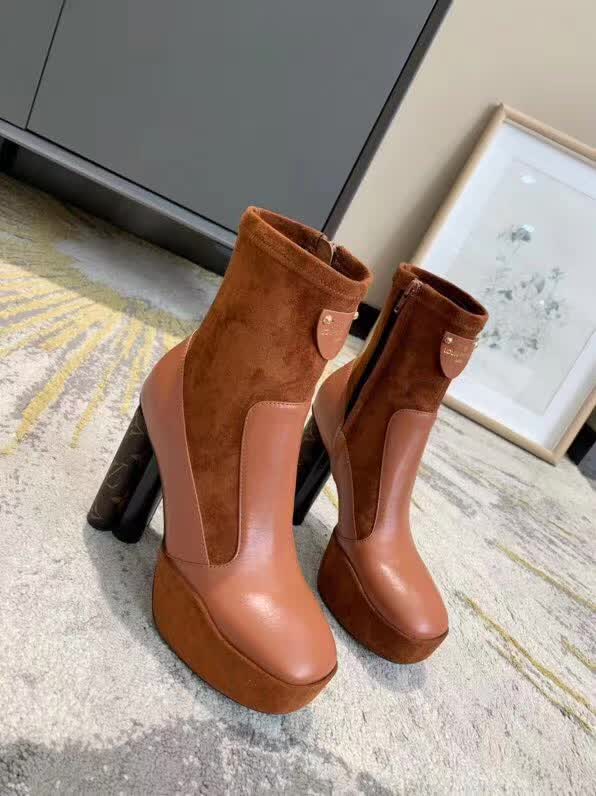 20秋季最新专柜款-路易威登LV2020早秋最新短靴，羊京包水台，一眼看上去就高端大气上档次，让你齁的柱所以主场，超级好看哦