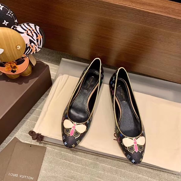 20秋季最新专柜款-路易威登LV中古平底单鞋，无敌秀气收脚的一款单鞋，融入vintage七彩设计太好看了，鞋头也有可爱的蝴蝶结，独家开模五金配饰，配色超级少女心，上脚很舒适，上班可穿，日常逛街随便暴走一天都没问题！