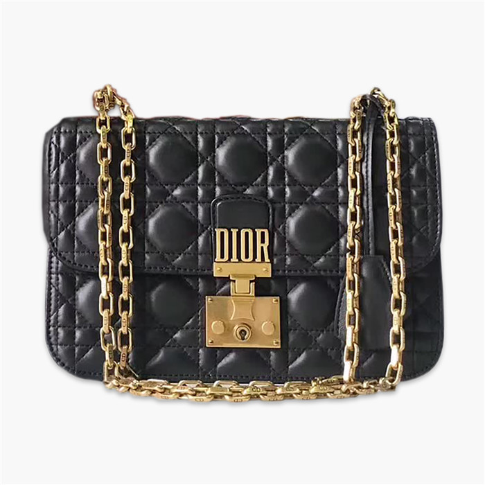 【原版皮】迪奥/Dior 链条包，选用小羊皮绗缝藤格纹，饰以精致又摩登复古品牌标识锁扣，很有年代感，搭配链条肩带，真是perfect
