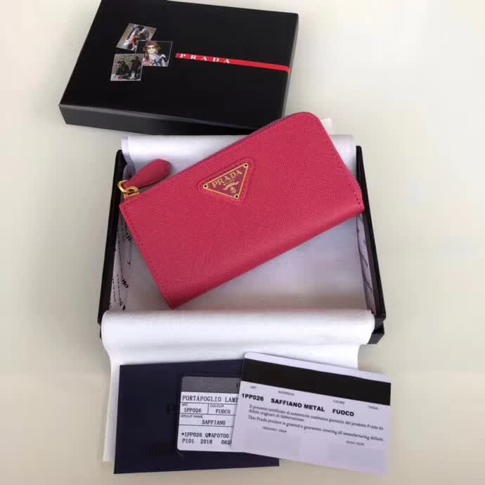 【原版皮】普拉达/Prada 钥匙包，车钥匙包，选用十字纹小牛皮裁制而成，点缀同色系三角唛徽标，简单实用，男女通用款，款号：1PP026