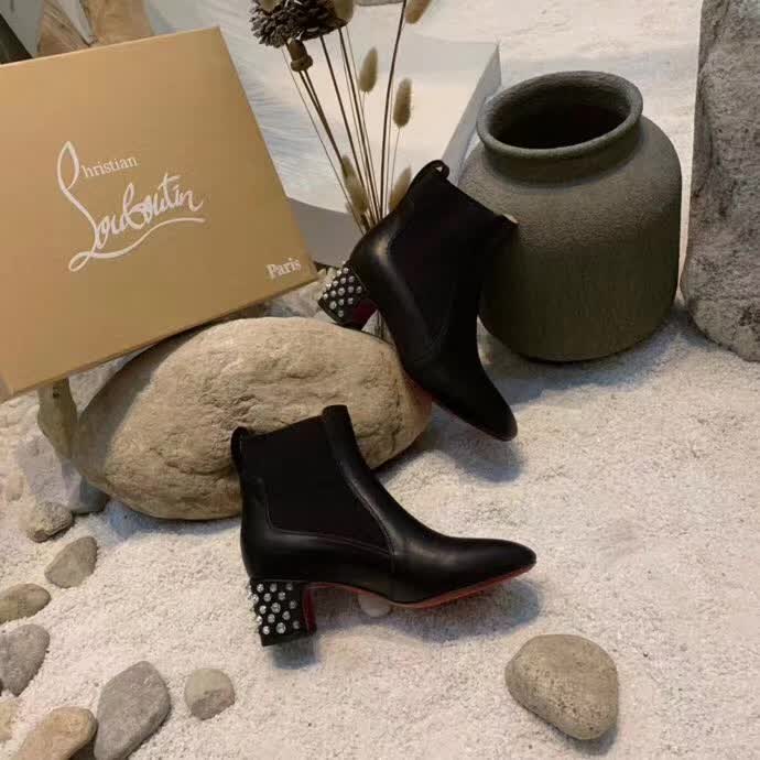 20秋季最新专柜款-克里斯提．鲁布托CL2020早秋新款方跟铆钉切尔西踝靴，完美修长，线条感十足