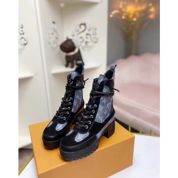 20秋季最新专柜款-路易威登LV2020早秋经典高跟马丁靴沙滩靴，鞋面牛皮/老花皮拼接 牛皮里 整条鞋带都是真皮切条 跟高7cm水台3.5cm 大气显瘦增高 好走不累脚