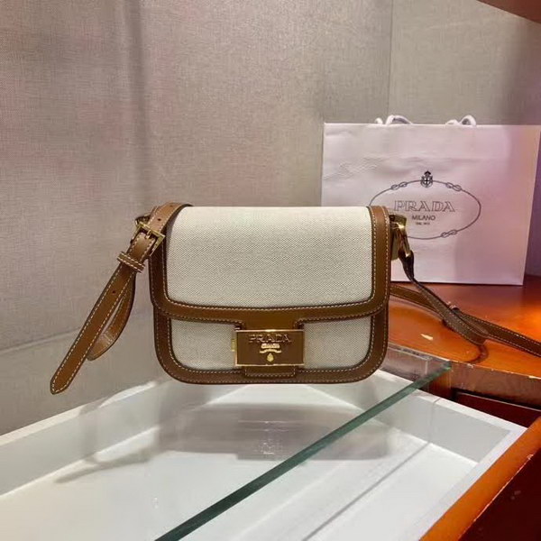 【原版皮】普拉达/Prada 马鞍包，帆布单肩包，标志性logo翻盖，撞色牛皮和进口帆布设计,显得格外时尚，厚实硬挺外形，不仅容量大能装，轻便又耐磨，各种场合不同衣着都可以搭配，款号：1BD217