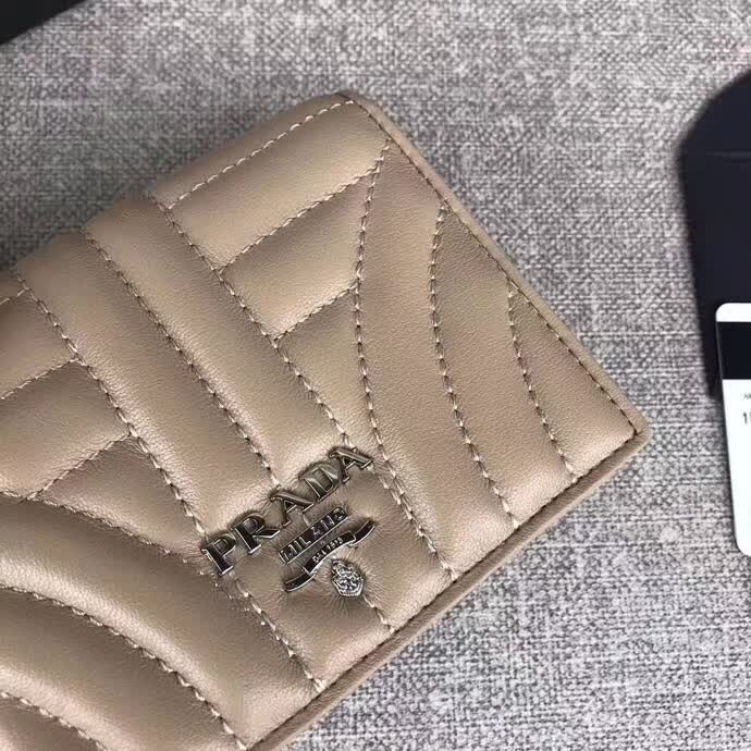 【原版皮】普拉达/Prada 短款钱夹，选用纳帕牛皮裁制而成，点缀散字唛徽标，精湛走线均匀整齐，款号：1MV204