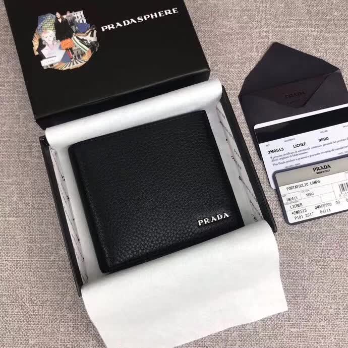 【原版皮】普拉达/Prada 短款钱夹，选用摔纹小牛皮裁制而成，边角点缀字母标识，经典之作，简单时尚，款号：2M0513