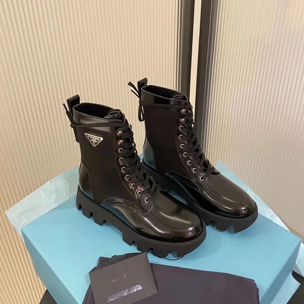20秋季最新专柜款-普拉达Prada2020新款帅气十足短靴，洋气妞秋冬必备，简直不要太帅气，大表姐刘雯同款，各路网红明星疯抢款