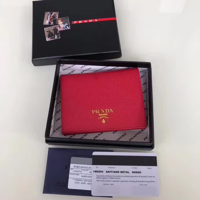 【原版皮】普拉达/Prada 短款钱夹，选用十字纹小牛皮裁制而成，点缀金色散字唛徽标，简单实用，提升个人品味的一款，款号：1M0204