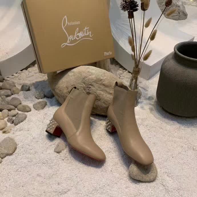 20秋季最新专柜款-克里斯提．鲁布托CL2020早秋新款方跟铆钉切尔西踝靴，完美修长，线条感十足