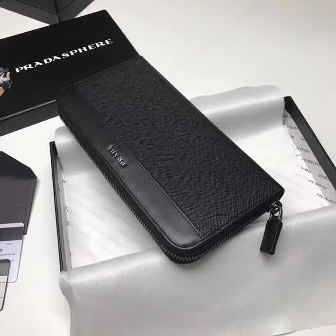 【原版皮】普拉达/Prada 拉链钱夹，选用十字纹牛皮裁制而成，拼接光滑皮革点缀字唛徽标，精湛走线均匀整齐，油边顺滑，款号：2ML317