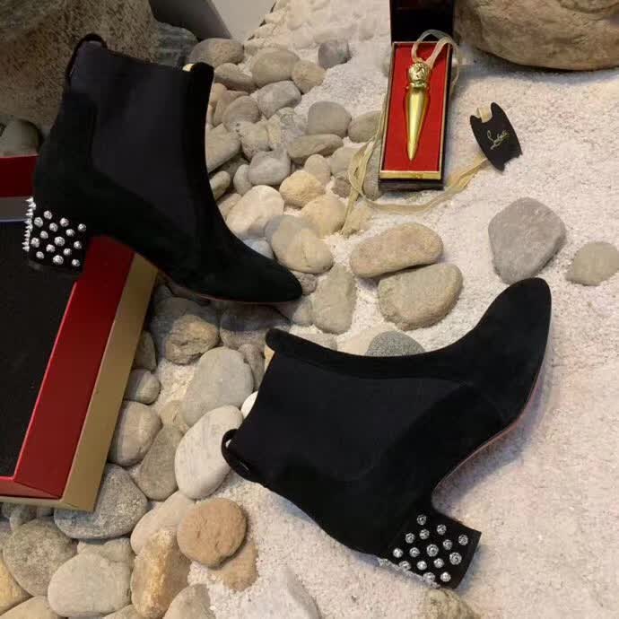 20秋季最新专柜款-克里斯提．鲁布托CL2020早秋新款方跟铆钉切尔西踝靴，完美修长，线条感十足