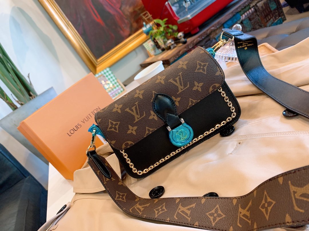 11LOUIS VUITTON  LB0612005020151  size: 21x14cm