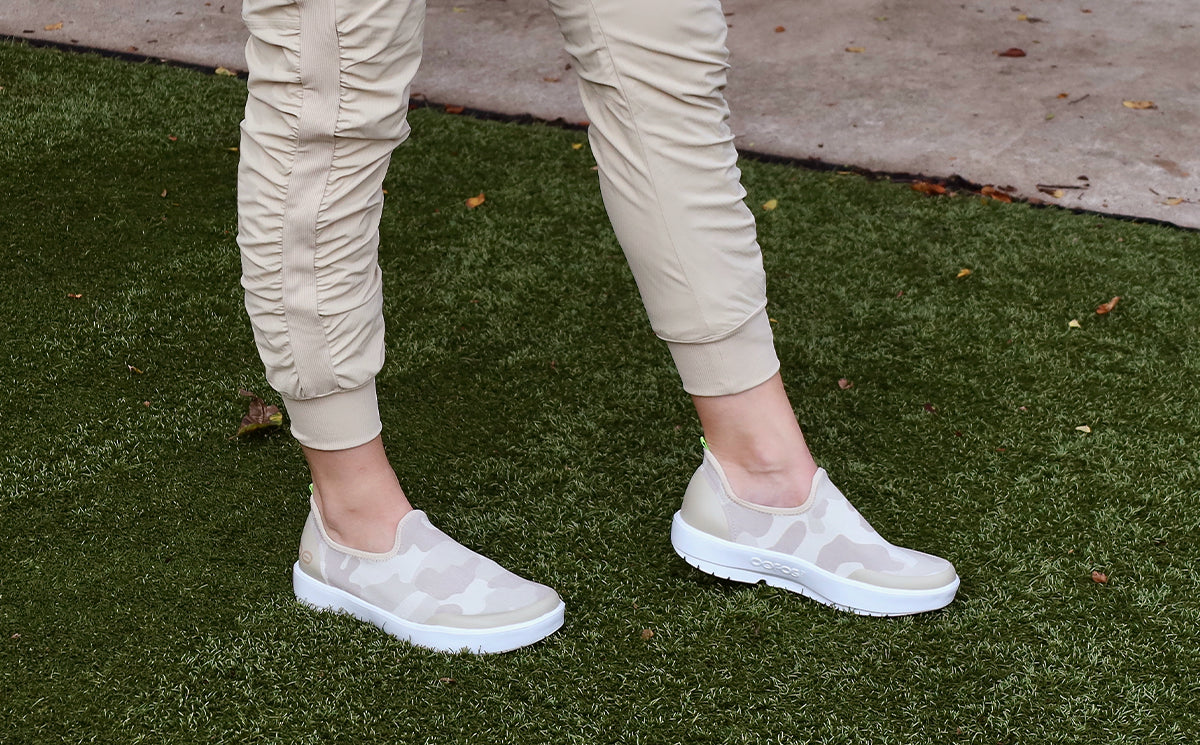 Women's OOmg eeZee Low Shoe - Tan Camo