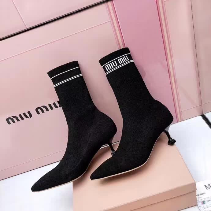 20秋季最新专柜款-缪缪Miu Miu新款袜子靴。上脚轻便，脚感好，上脚修脚，特显瘦