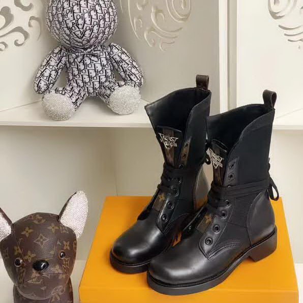 20秋季最新专柜款-路易威登LV2020早秋走秀主打新款系列马丁靴 超正鞋楦版型， 新的logo标识 设计独具一格局部的经典老花点缀，低调又凸显品牌魅力，靴口设计对小粗腿非常友好  好穿、显瘦，色彩高端大气上档次