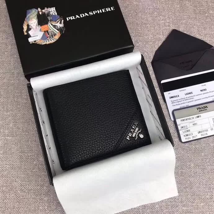 【原版皮】普拉达/Prada 短款钱夹，选用摔纹小牛皮裁制而成，边角点缀散字唛标识，经典之作，简单时尚，款号：2M0513