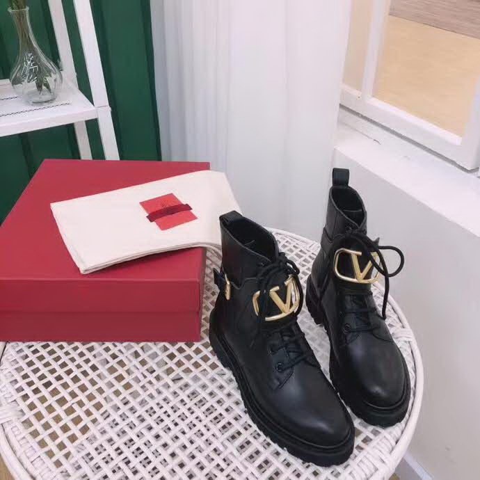 20秋季最新专柜款-华伦天奴Valentino秋冬新款爆款短靴上新，超经典好看，上脚超美