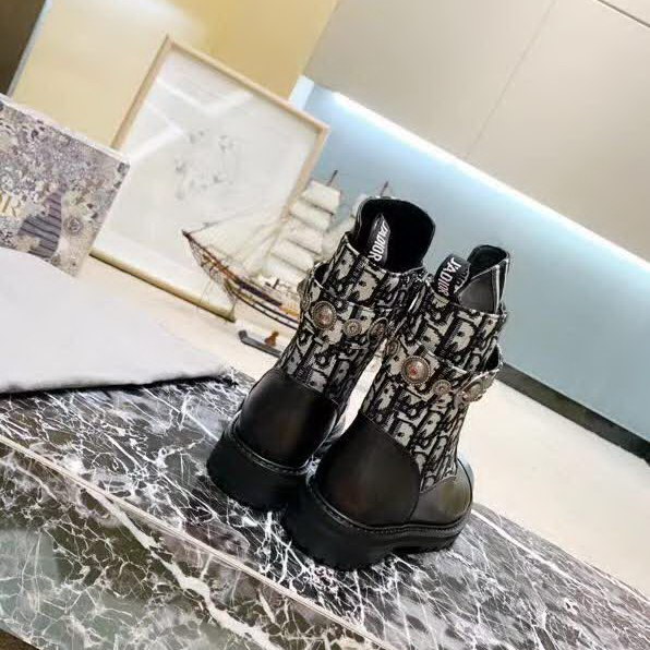 20秋季最新专柜款-迪奥Dior最新爆款 今年超火的粗跟短靴，没有之一 各大网红各种秀，整体靴型非常独特 非常修腿型 颜色搭配高级百搭，牛皮配迪奥印花款，内里牛皮 垫脚牛皮，原版开模橡胶大底，上脚十分舒服好看