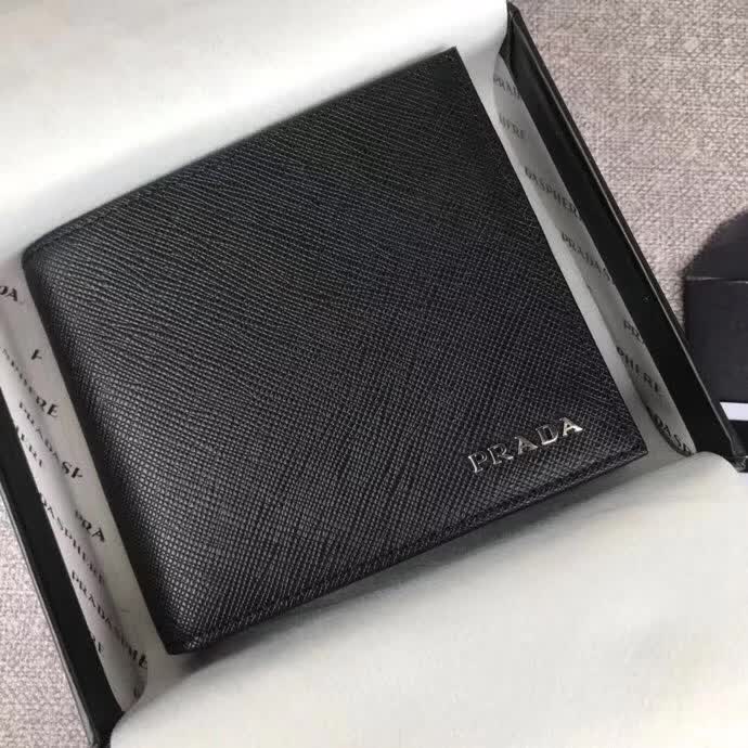 【原版皮】普拉达/Prada 短款钱夹，选用十字纹小牛皮裁制而成，边角点缀字母徽标，经典之作，简单时尚，款号：2M0738