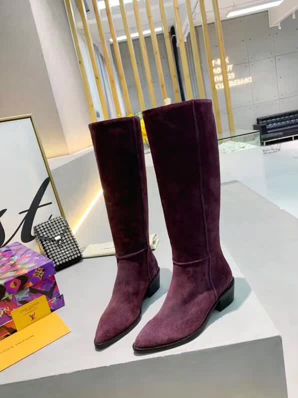 20秋季最新专柜款-路易威登LV2020早秋最新长靴，由柔软的绒面小牛皮制作而成，带有标志性金属logo，取自皮具系列的LV 扣装饰配上英伦风的黄牛皮大底，值得拥有女款中跟高靴