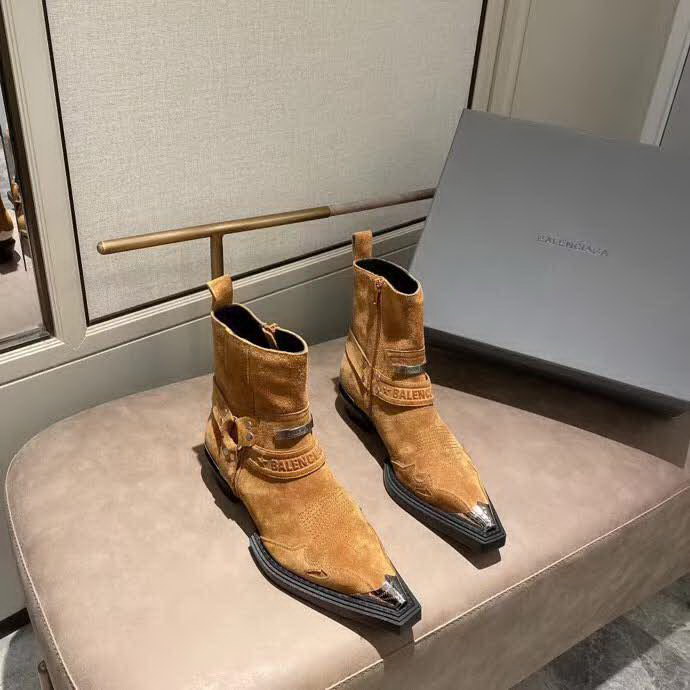 20秋季最新专柜款-巴黎世家Balenciaga秋冬新款单品尖头靴，风格 复古擦色 松口和勒脚都不会有！脚感舒适升级版3层组合真皮大，绝对吹爆酷帅酷帅的款