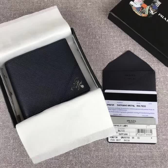 【原版皮】普拉达/Prada 短款钱夹，选用十字纹小牛皮裁制而成，边角点缀散字唛徽标，经典之作，简单时尚，款号：2M0738