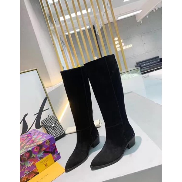 20秋季最新专柜款-路易威登LV2020早秋最新长靴，由柔软的绒面小牛皮制作而成，带有标志性金属logo，取自皮具系列的LV 扣装饰配上英伦风的黄牛皮大底，值得拥有女款中跟高靴
