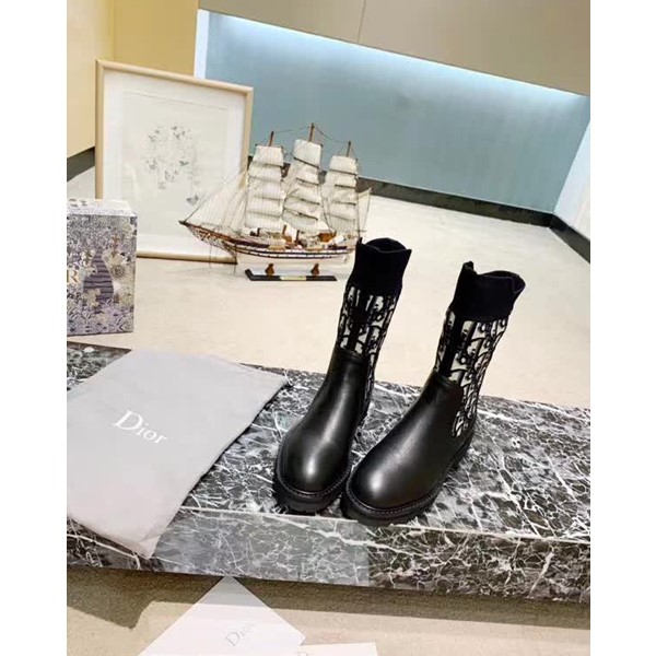 20秋季最新专柜款-迪奥Dior2020秋冬新款明星纷纷美秀。面料采用牛皮配高弹靴筒不易变形，大底超软耐磨牛筋大底，上脚十分大方舒服。百搭显瘦款冬靴
