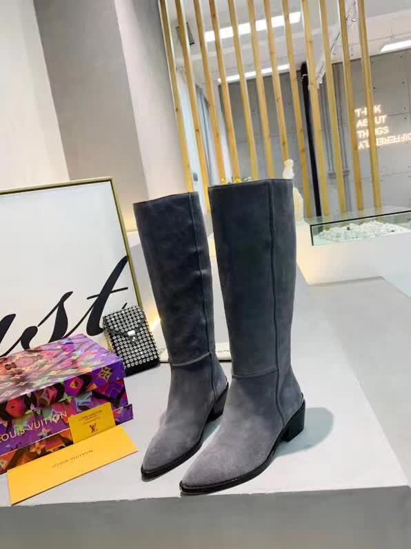 20秋季最新专柜款-路易威登LV2020早秋最新长靴，由柔软的绒面小牛皮制作而成，带有标志性金属logo，取自皮具系列的LV 扣装饰配上英伦风的黄牛皮大底，值得拥有女款中跟高靴