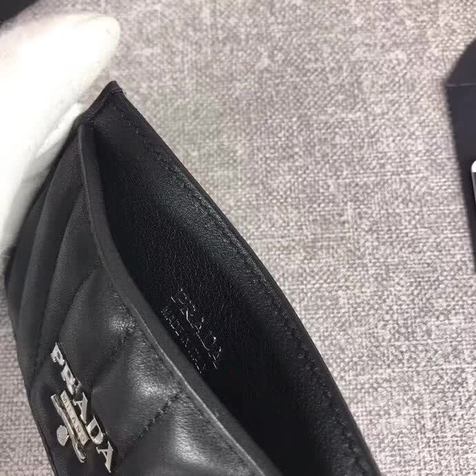 【原版皮】普拉达/Prada 卡夹，选用纳帕牛皮裁制而成，点缀散字唛徽标，精湛走线均匀整齐，款号：1MC208