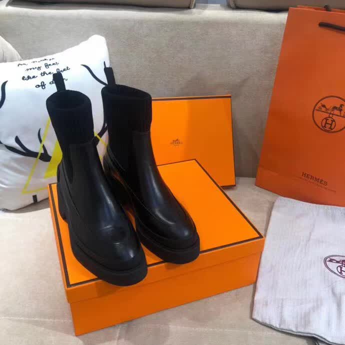 20秋季最新专柜款-爱马仕Hermes2020秋冬矮靴，可以说这是H家最年轻的，专柜第一眼看见就入手，上脚无敌好看，特别秀气修饰脚型。上脚很舒服