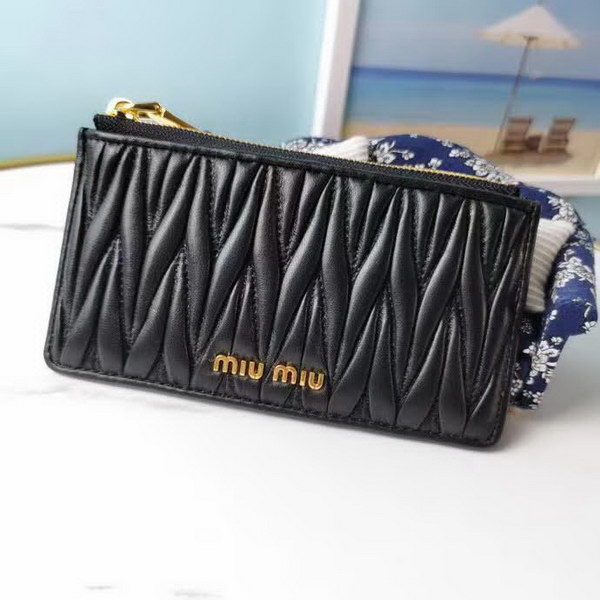 【原版皮】缪缪/Miu Miu 拉链钱夹，采用小羊皮材质精心裁制而成，Matelasse花纹图案，内里标识烫字，款号：5MB00