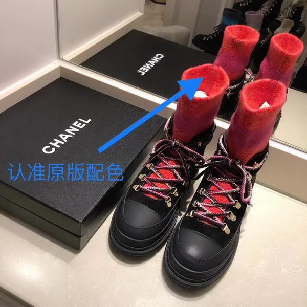 20秋季最新专柜款-香奈儿Chanel秋冬最新款毛线袜子时尚撞色搭配机车靴、一款时尚帅气的袜子机车靴专柜早已售空、明星网红上脚一秀再秀秋冬百搭！