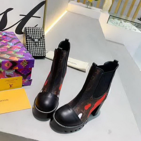 20秋季最新专柜款-路易威登LV2020秋冬时尚短靴系列，秋冬最受欢迎的单品当属短靴，一款短靴可以搭配出N种风格，无论你想扮成帅气的牛仔还是优雅的OL，它都能满足你的要求！所谓时尚之行，始于足下，既能走路，还能走心