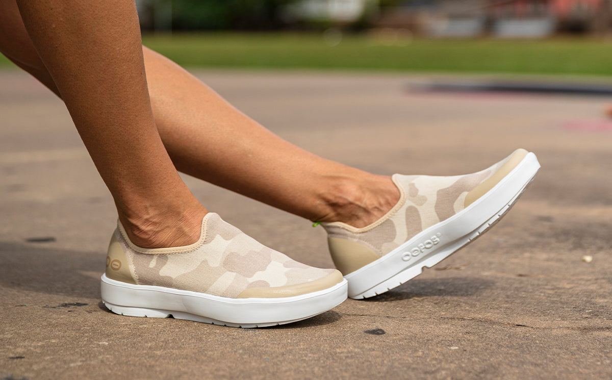 Women's OOmg eeZee Low Shoe - Tan Camo