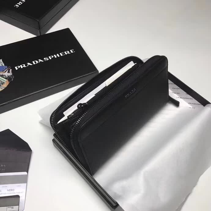 【原版皮】普拉达/Prada 拉链钱夹，选用十字纹牛皮裁制而成，拼接光滑皮革点缀字唛徽标，精湛走线均匀整齐，油边顺滑，款号：2ML317