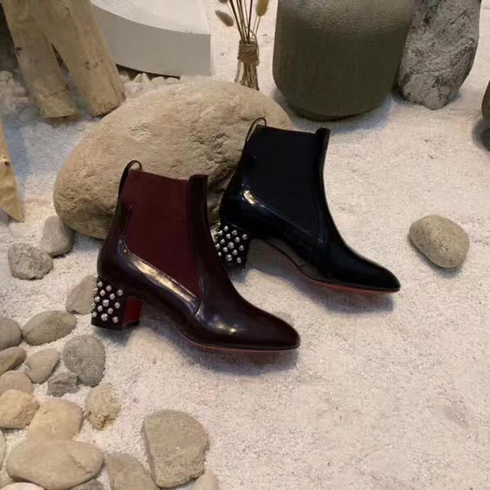 20秋季最新专柜款-克里斯提．鲁布托CL2020早秋新款方跟铆钉切尔西踝靴，完美修长，线条感十足