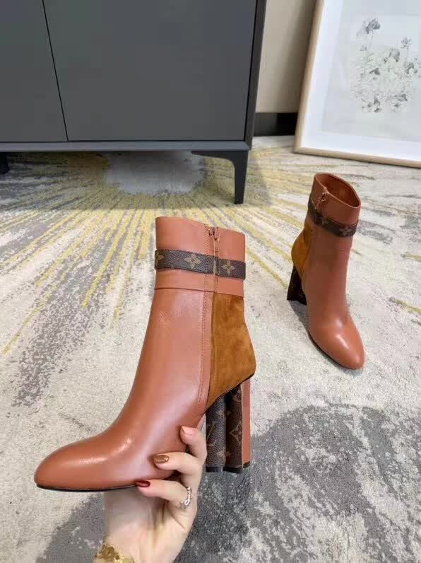 20秋季最新专柜款-路易威登LV2020早秋最新短靴，终于可以上款了。版型绝对正。不含糊。后包logo 开模定制五金 要求达到官网一致效果，上脚 舒适 宣型绝对美