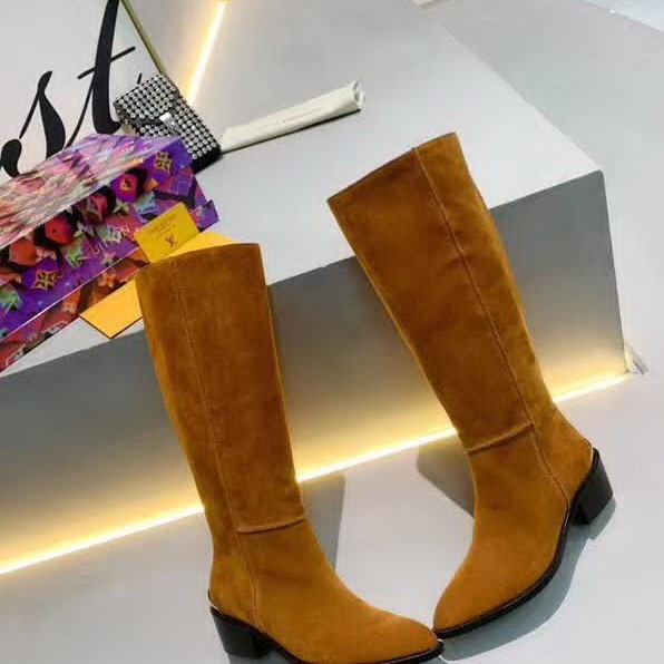 20秋季最新专柜款-路易威登LV2020早秋最新长靴，由柔软的绒面小牛皮制作而成，带有标志性金属logo，取自皮具系列的LV 扣装饰配上英伦风的黄牛皮大底，值得拥有女款中跟高靴