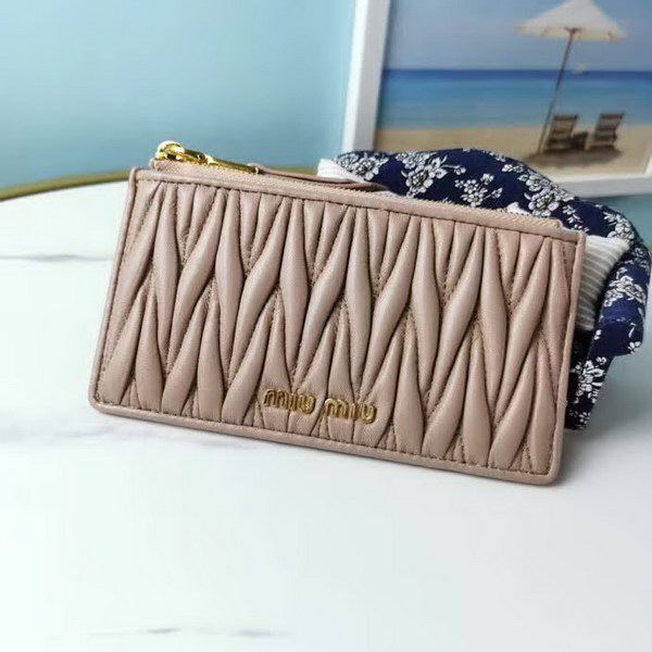 【原版皮】缪缪/Miu Miu 拉链钱夹，采用小羊皮材质精心裁制而成，Matelasse花纹图案，内里标识烫字，款号：5MB006