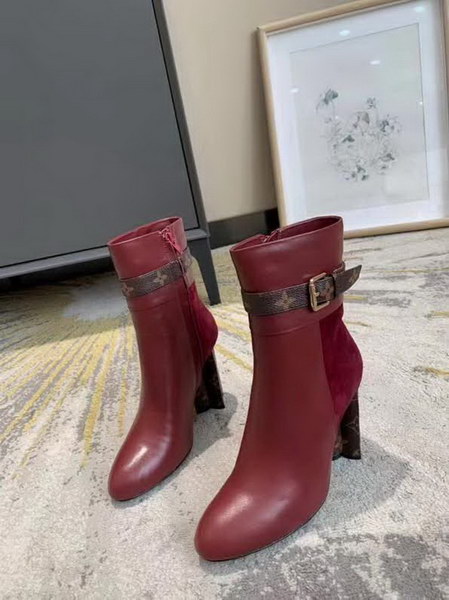 20秋季最新专柜款-路易威登LV2020早秋最新短靴，终于可以上款了。版型绝对正。不含糊。后包logo 开模定制五金 要求达到官网一致效果，上脚 舒适 宣型绝对美